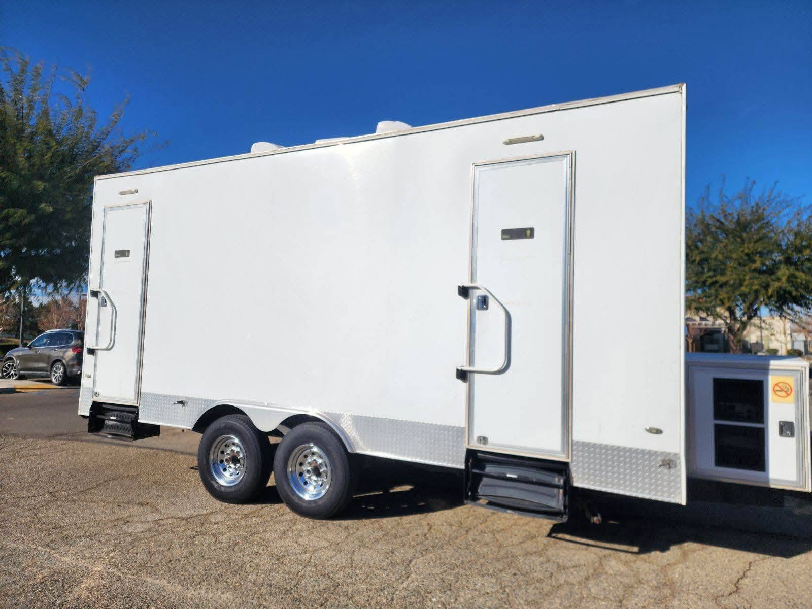 2015 6-Unit Restroom Trailer 🚨 - Image 10