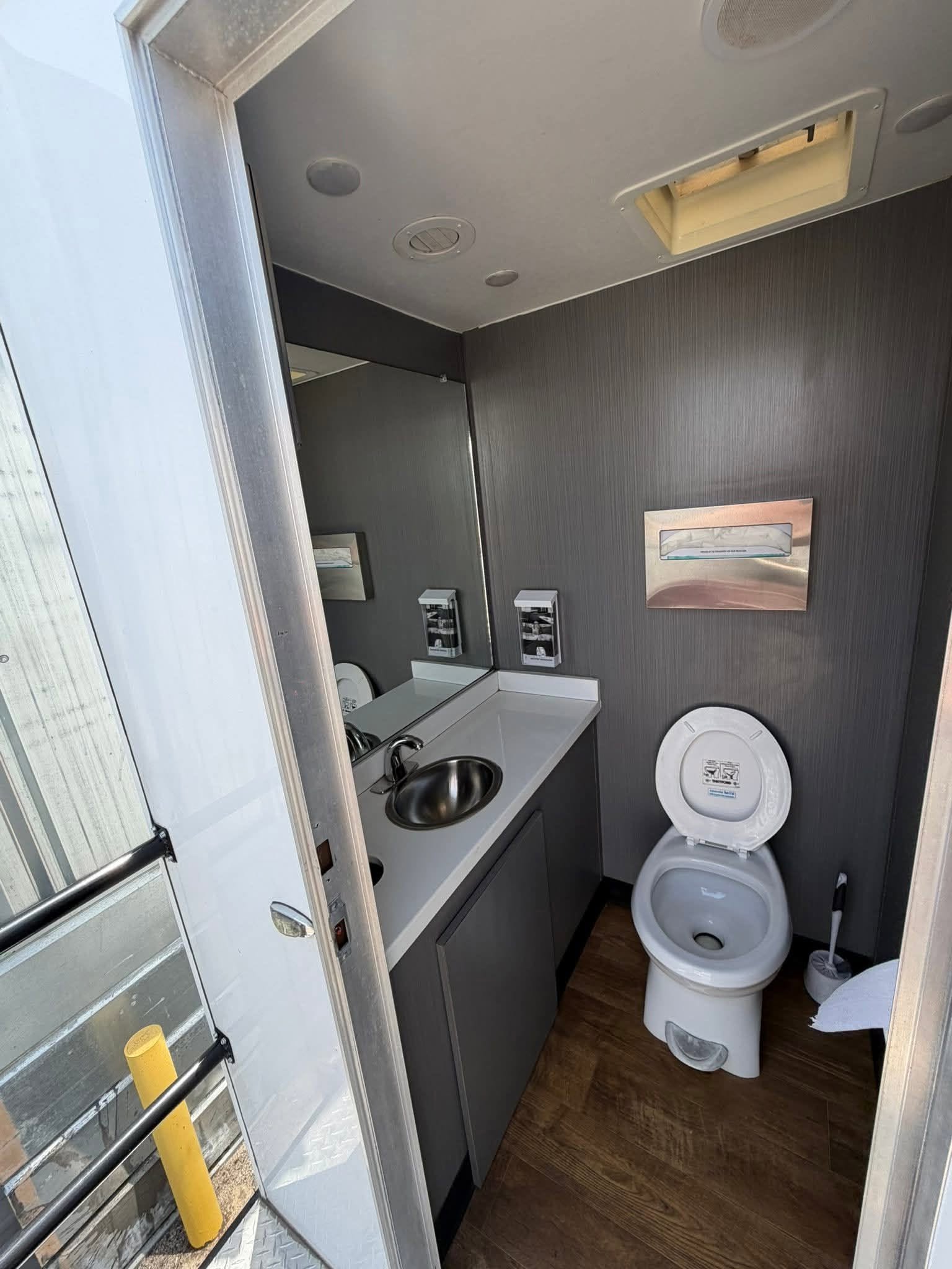 4-Station Luxury Restroom Trailer 🚨 - Image 2