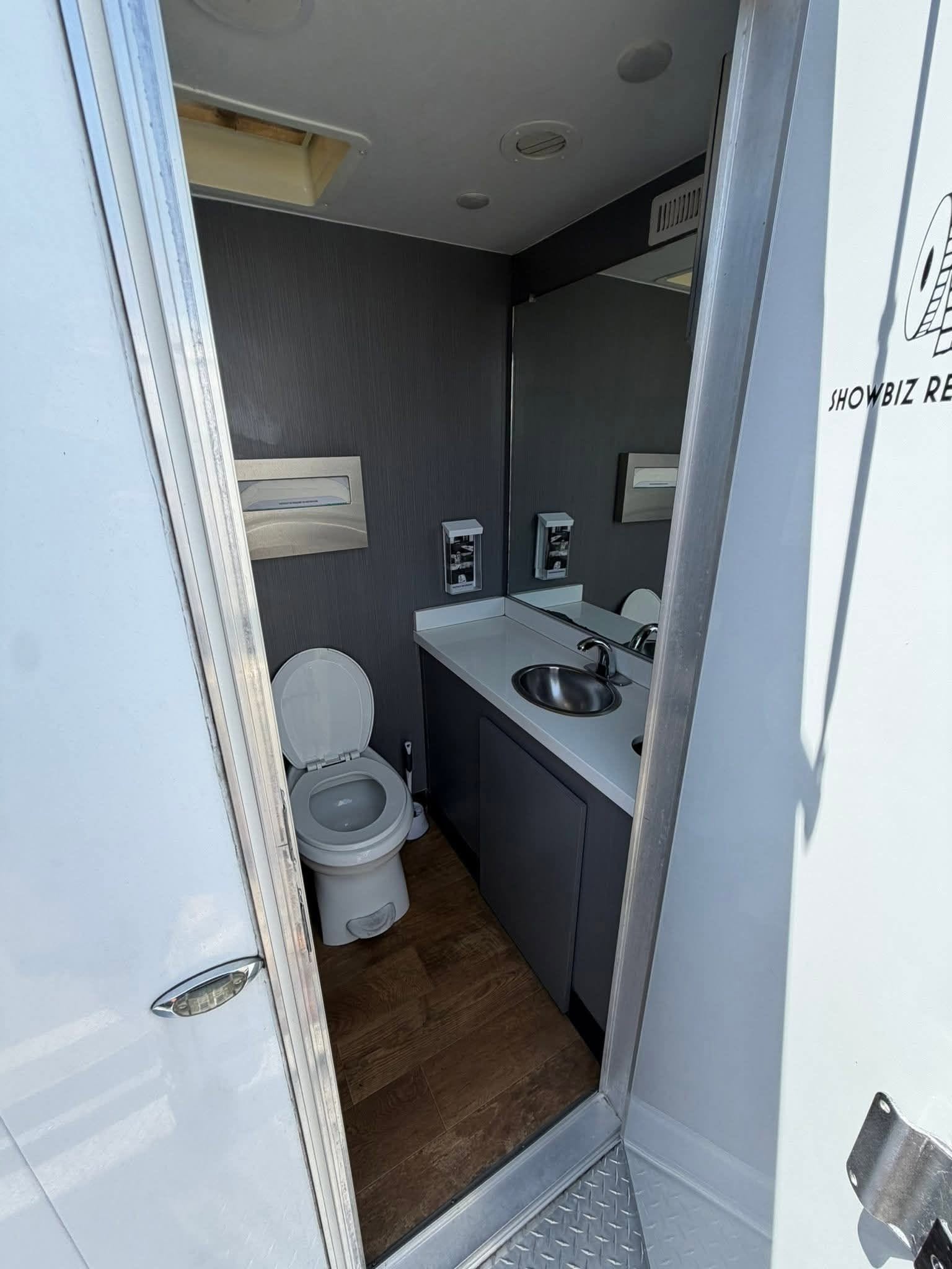 4-Station Luxury Restroom Trailer 🚨 - Image 3