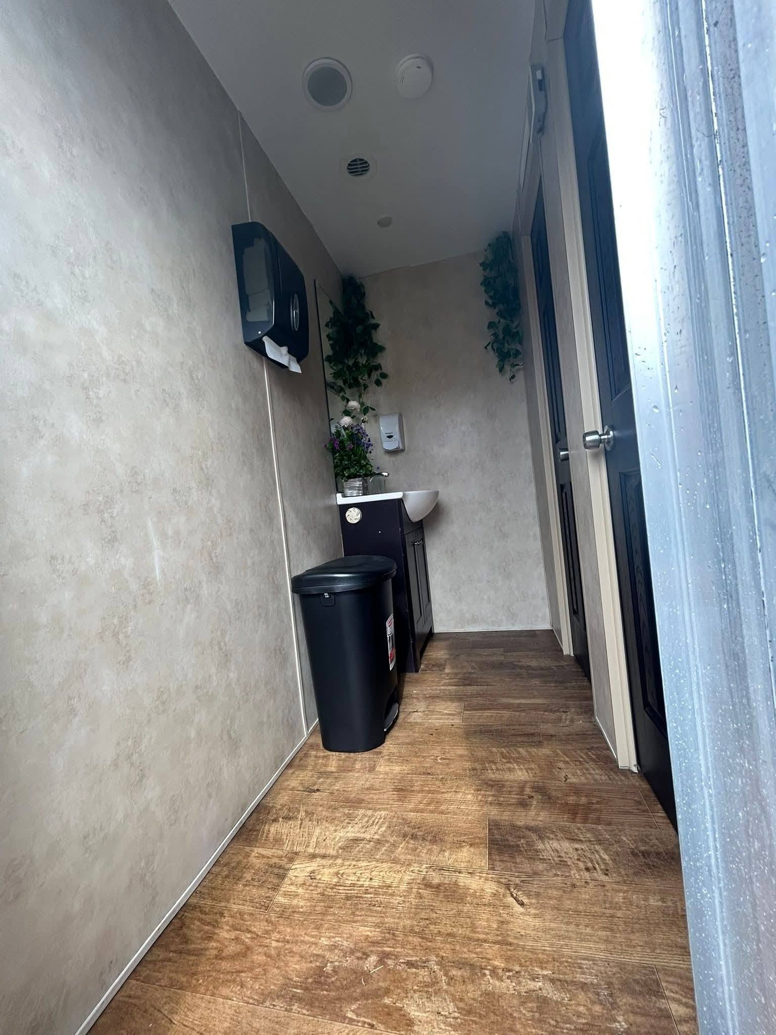 2015 6-Unit Restroom Trailer 🚨 - Image 4
