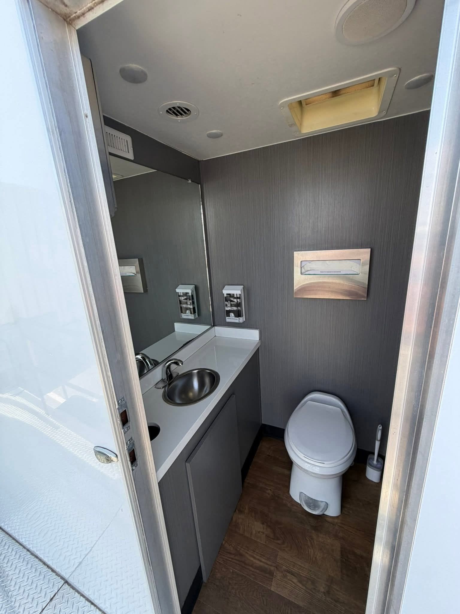 4-Station Luxury Restroom Trailer 🚨 - Image 4