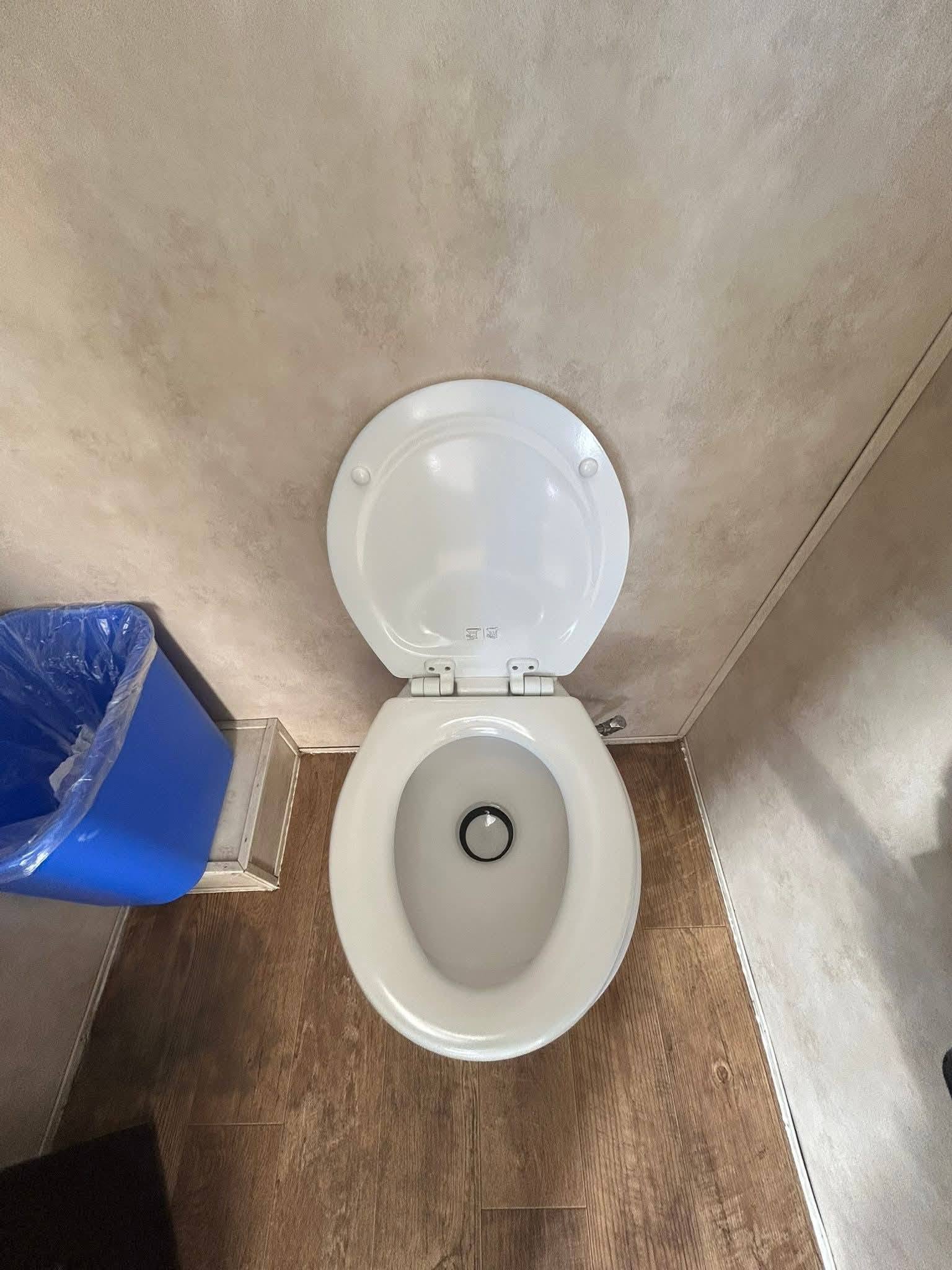 2015 6-Unit Restroom Trailer 🚨 - Image 2
