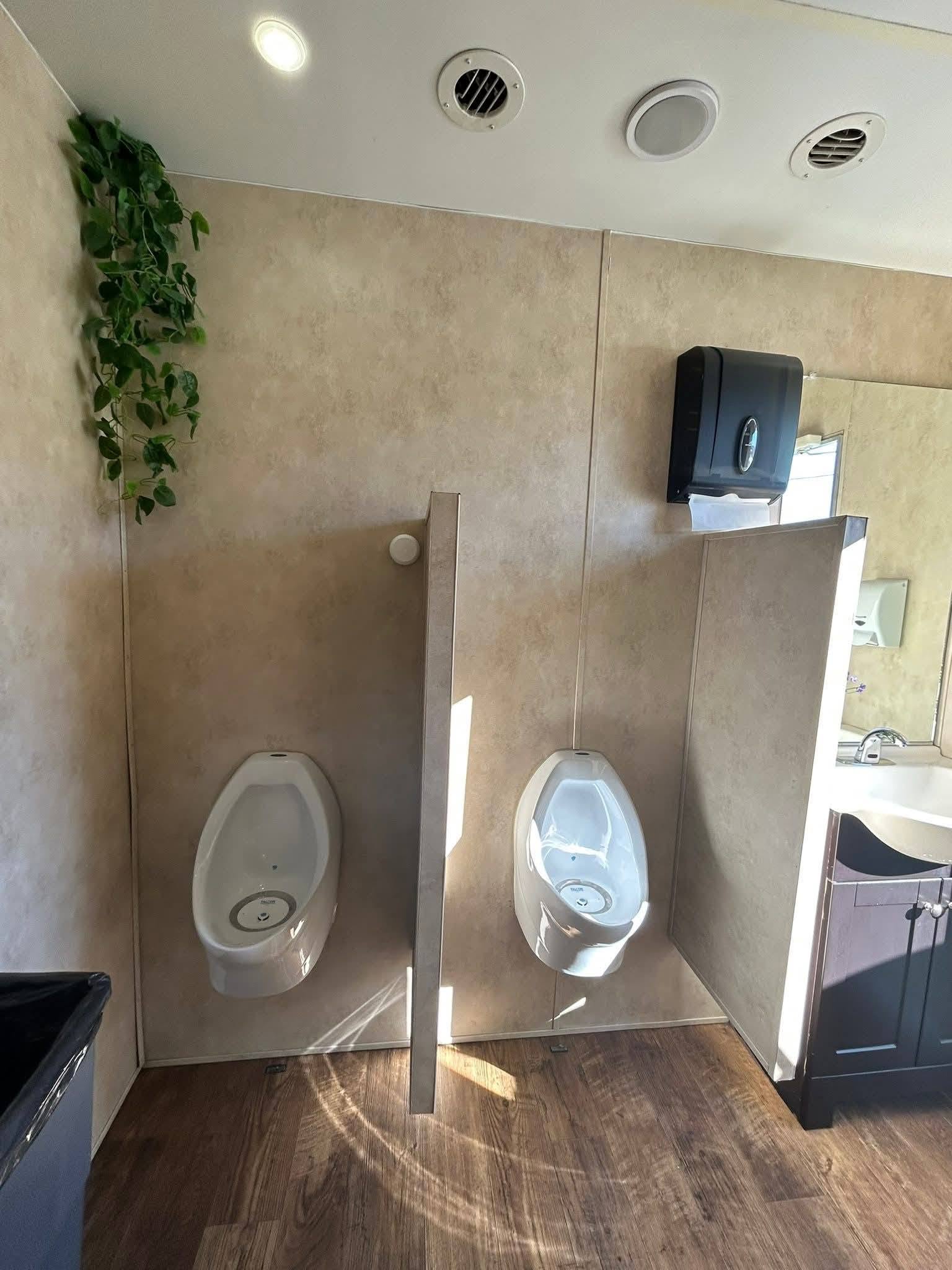 2015 6-Unit Restroom Trailer 🚨 - Image 7