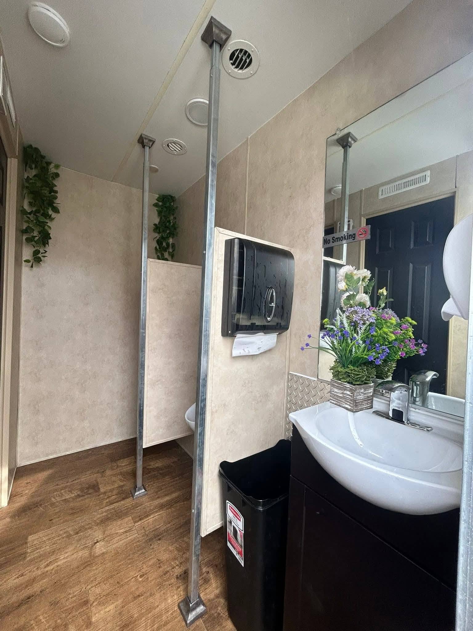 2015 6-Unit Restroom Trailer 🚨 - Image 9