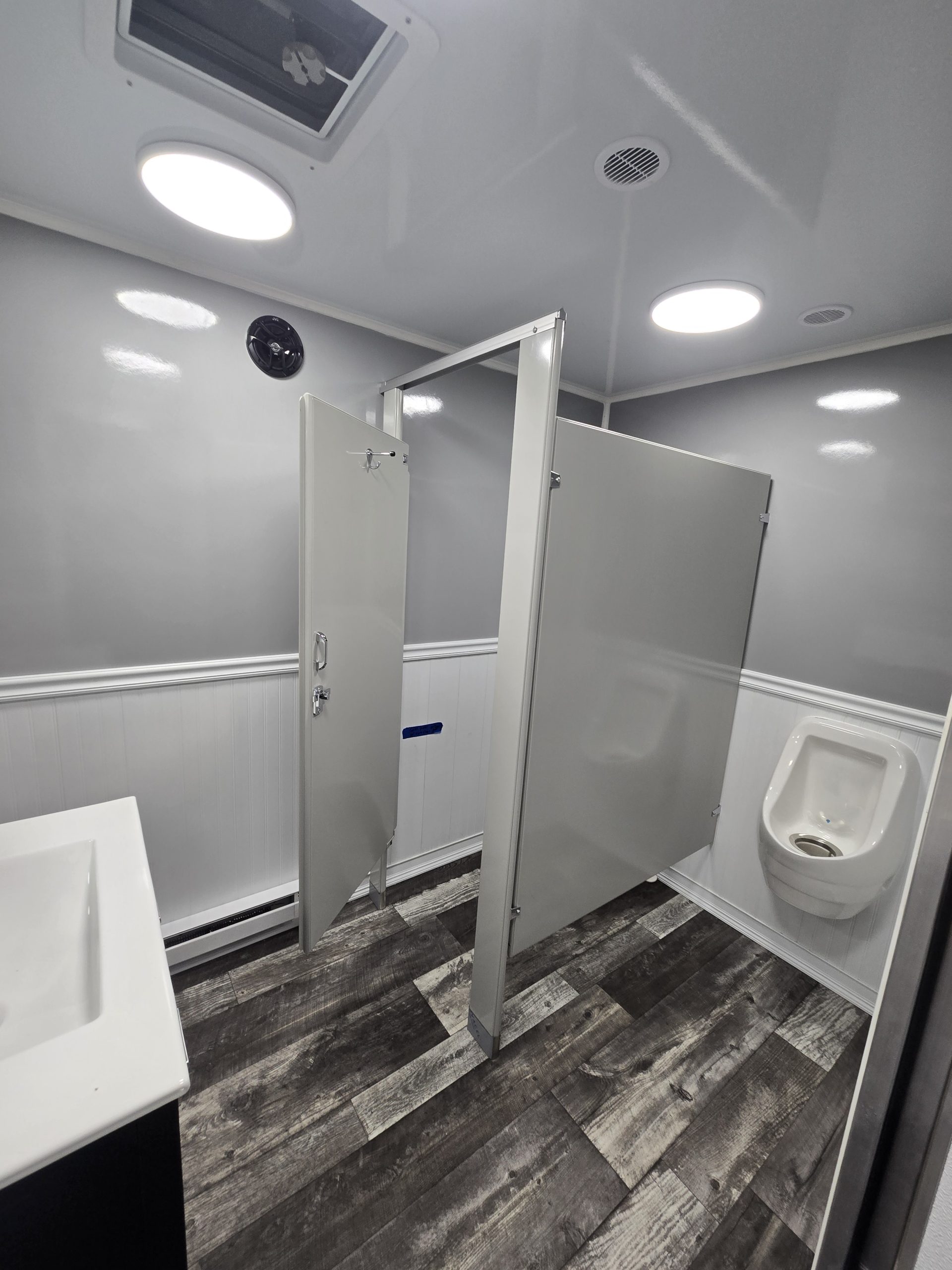4-STATION COMMERCIAL SHOWER TRAILER - Image 5