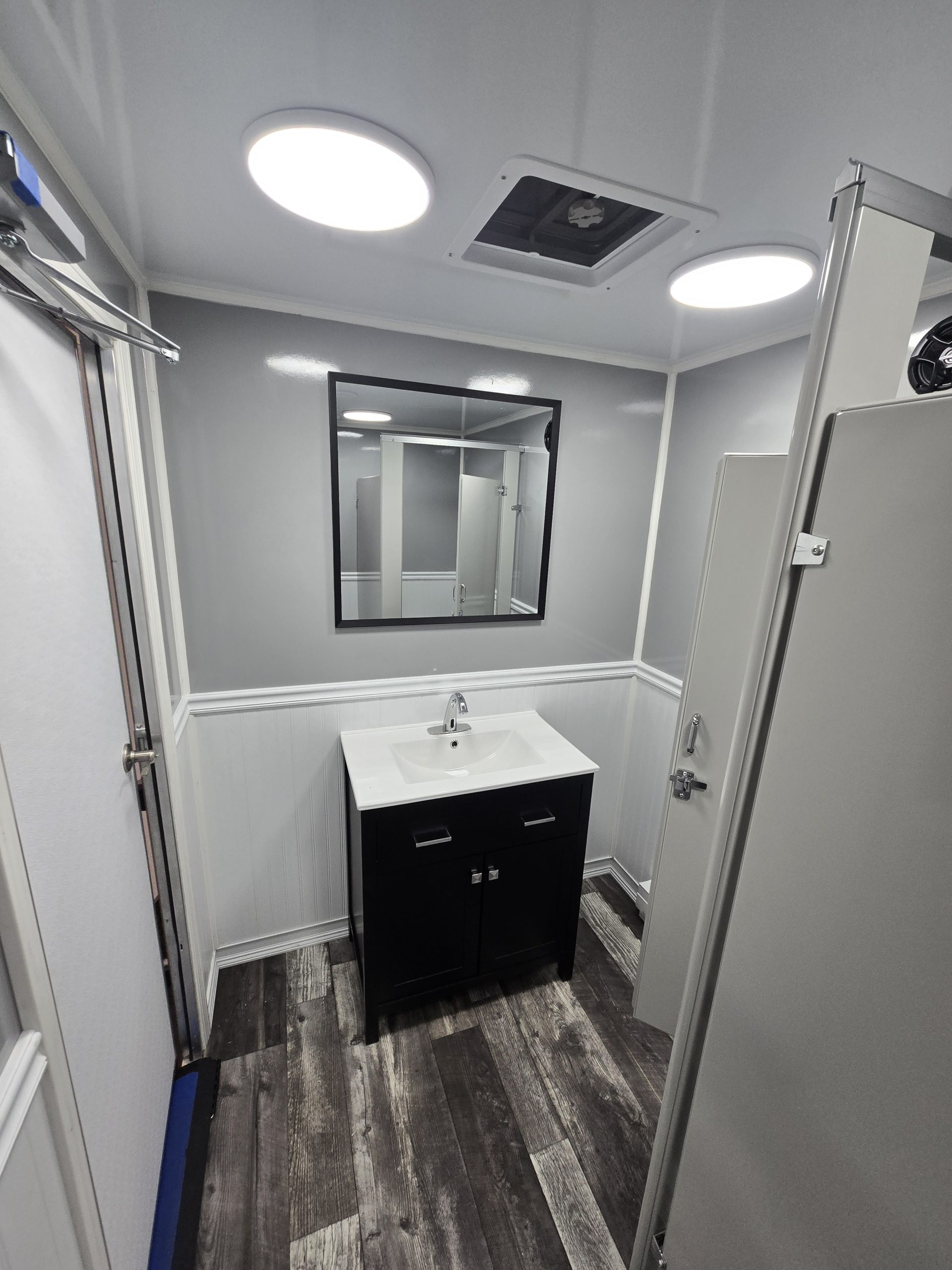 4-STATION COMMERCIAL SHOWER TRAILER - Image 6