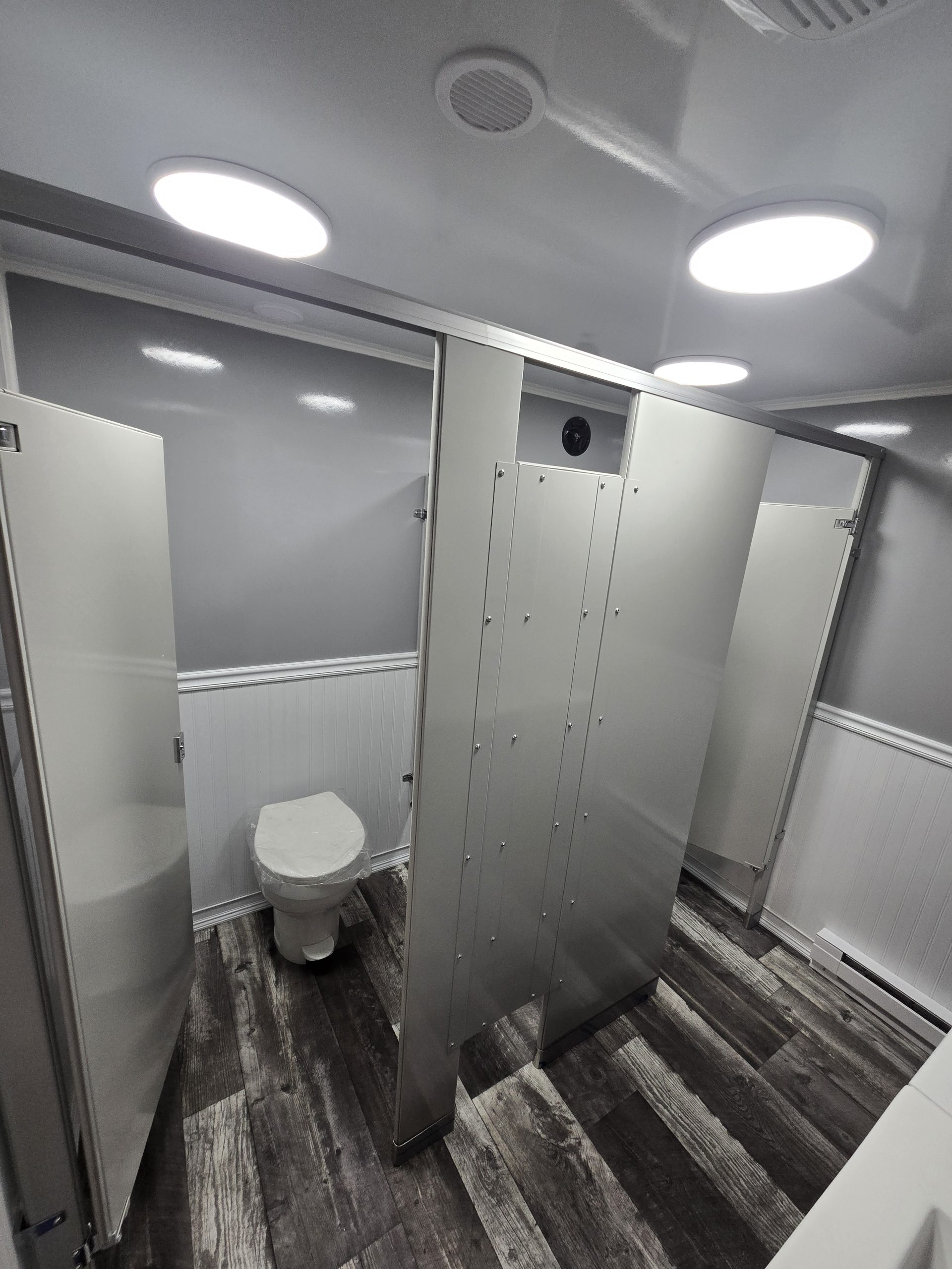 4-STATION COMMERCIAL SHOWER TRAILER - Image 7