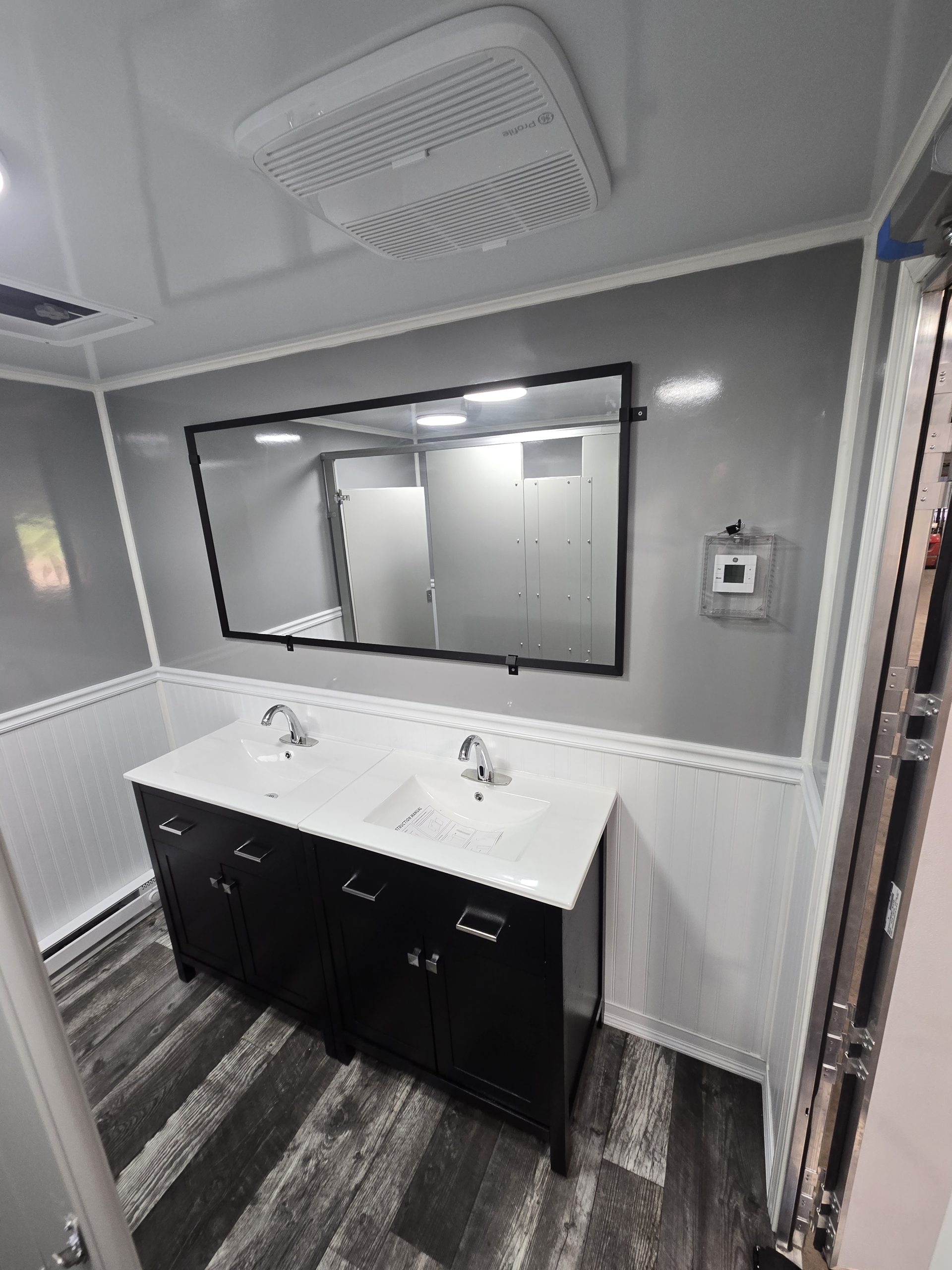 4-STATION COMMERCIAL SHOWER TRAILER - Image 4